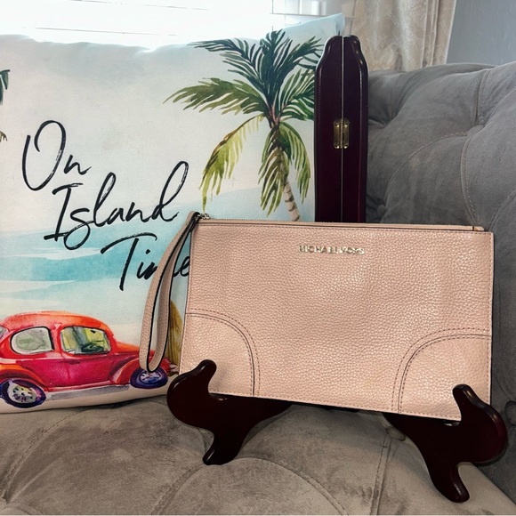 Michael Kors Nud Beige Blush Larger Wristlet - Picture 1 of 12